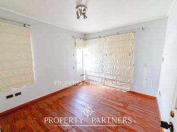 OPORTUNIDAD!! Gran casa sólida de dos niveles en el corazón de San Joaquin