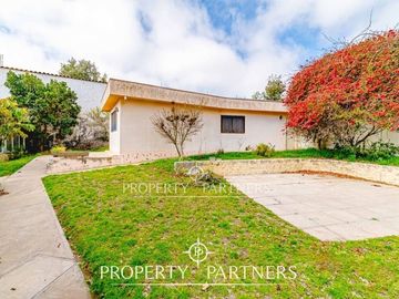 OPORTUNIDAD!! Gran casa sólida de dos niveles en el corazón de San Joaquin