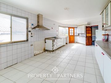 OPORTUNIDAD!! Gran casa sólida de dos niveles en el corazón de San Joaquin