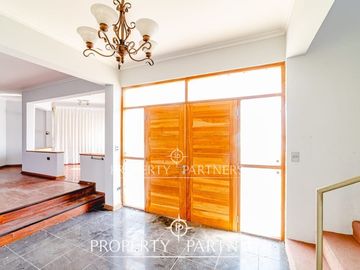OPORTUNIDAD!! Gran casa sólida de dos niveles en el corazón de San Joaquin