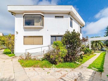 OPORTUNIDAD!! Gran casa sólida de dos niveles en el corazón de San Joaquin
