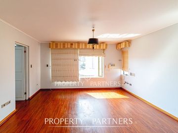 OPORTUNIDAD!! Gran casa sólida de dos niveles en el corazón de San Joaquin