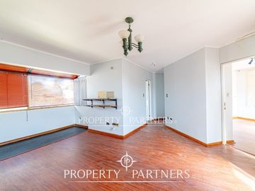 OPORTUNIDAD!! Gran casa sólida de dos niveles en el corazón de San Joaquin