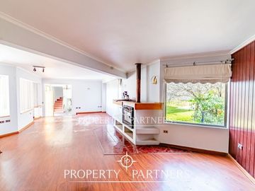OPORTUNIDAD!! Gran casa sólida de dos niveles en el corazón de San Joaquin
