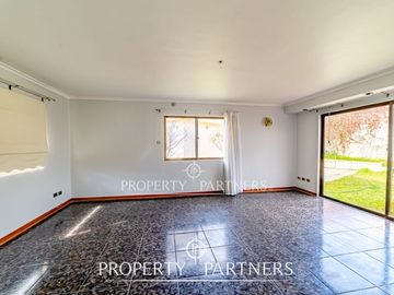 OPORTUNIDAD!! Gran casa sólida de dos niveles en el corazón de San Joaquin