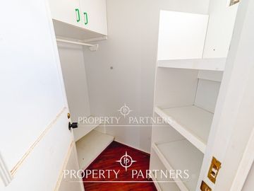 OPORTUNIDAD!! Gran casa sólida de dos niveles en el corazón de San Joaquin