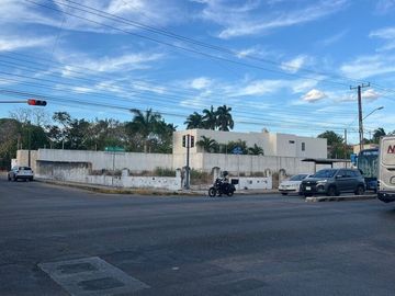 En Renta, 2 Terrenos sobre Av. Pérez Ponce a corta distancia de Paseo de Montejo