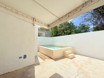 CASA REMODELADA EN VENTA DE UNA PLANTA CON PISCINA EN LAS AMERICAS, MÉRIDA.
