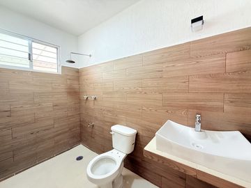 CASA REMODELADA EN VENTA DE UNA PLANTA CON PISCINA EN LAS AMERICAS, MÉRIDA.