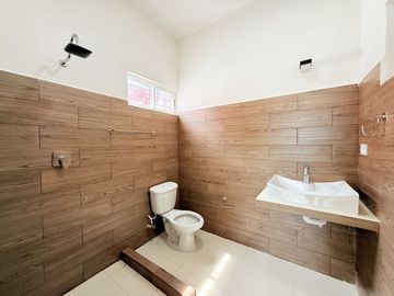 CASA REMODELADA EN VENTA DE UNA PLANTA CON PISCINA EN LAS AMERICAS, MÉRIDA.
