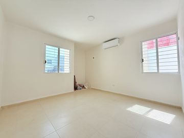 CASA REMODELADA EN VENTA DE UNA PLANTA CON PISCINA EN LAS AMERICAS, MÉRIDA.
