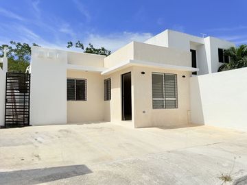 CASA REMODELADA EN VENTA DE UNA PLANTA CON PISCINA EN LAS AMERICAS, MÉRIDA.