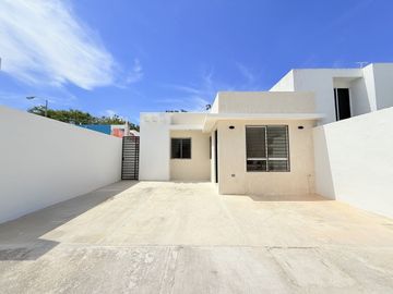 CASA REMODELADA EN VENTA DE UNA PLANTA CON PISCINA EN LAS AMERICAS, MÉRIDA.