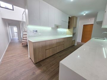Venta de Dúplex de 178 m² – Vista a la ciudad, terraza, 2 cocheras y depósito