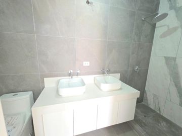Venta de Moderno Dúplex con Vista a la Calle