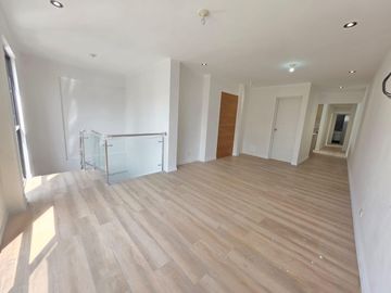 Venta de Moderno Dúplex con Vista a la Calle