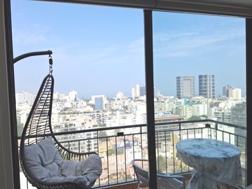 VISTA al MAR y la CIUDAD con GYM, PISCINA, JACUZZI, etc y CERCA a TODO!