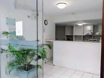 VISTA al MAR y la CIUDAD con GYM, PISCINA, JACUZZI, etc y CERCA a TODO!