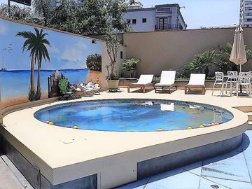 VISTA al MAR y la CIUDAD con GYM, PISCINA, JACUZZI, etc y CERCA a TODO!