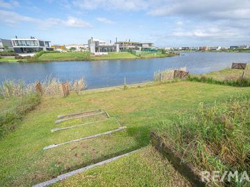 VENTA CASA 6 AMBIENTES EN PUERTOS DEL LAGO