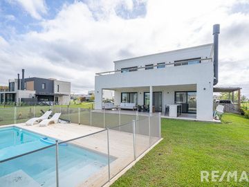 VENTA CASA 6 AMBIENTES EN PUERTOS DEL LAGO