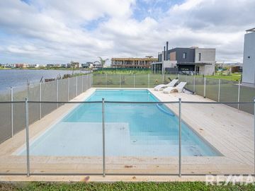 VENTA CASA 6 AMBIENTES EN PUERTOS DEL LAGO