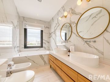 VENTA CASA 6 AMBIENTES EN PUERTOS DEL LAGO