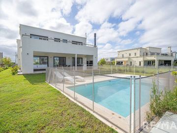 VENTA CASA 6 AMBIENTES EN PUERTOS DEL LAGO
