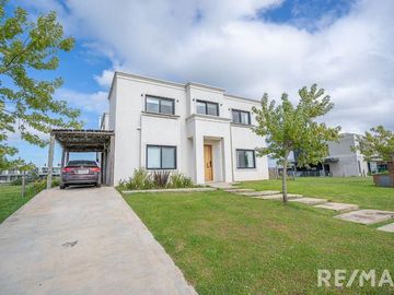 VENTA CASA 6 AMBIENTES EN PUERTOS DEL LAGO