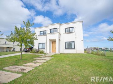 VENTA CASA 6 AMBIENTES EN PUERTOS DEL LAGO