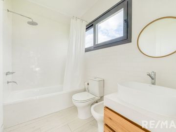 VENTA CASA 6 AMBIENTES EN PUERTOS DEL LAGO