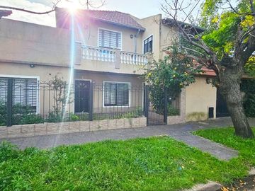 VENTA CASA 5 AMBIENTES HAEDO FINANCIA PERMUTA