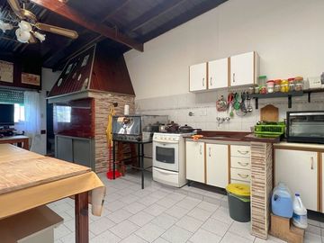 Venta casa 3 ambientes, coch y quincho impecabeble