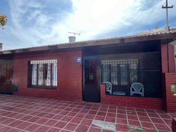 Venta casa 3 ambientes, coch y quincho impecabeble