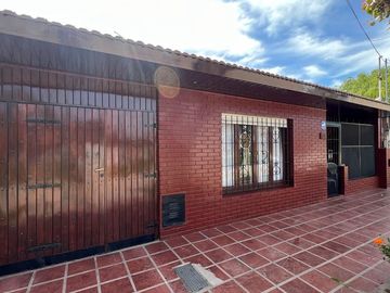 Venta casa 3 ambientes, coch y quincho impecabeble