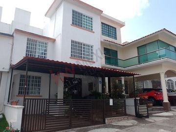 Casa en venta en privada cerrada en El Fracc. El Diamante.