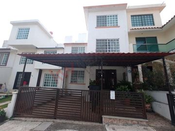 Casa en venta en privada cerrada en El Fracc. El Diamante.