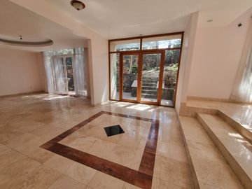 Residencia en Venta con jardines, Casa Club, GYM y Cancha de Tenis