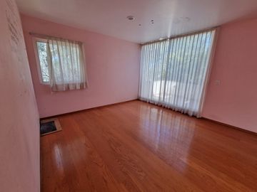 Residencia en Venta con jardines, Casa Club, GYM y Cancha de Tenis
