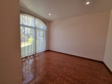 Residencia en Venta con jardines, Casa Club, GYM y Cancha de Tenis