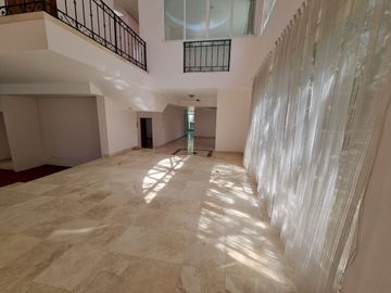 Residencia en Venta con jardines, Casa Club, GYM y Cancha de Tenis