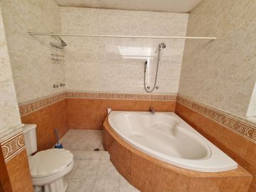 Residencia en Venta con jardines, Casa Club, GYM y Cancha de Tenis