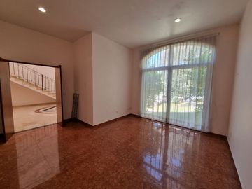 Residencia en Venta con jardines, Casa Club, GYM y Cancha de Tenis