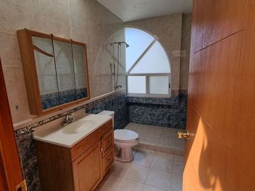 Residencia en Venta con jardines, Casa Club, GYM y Cancha de Tenis
