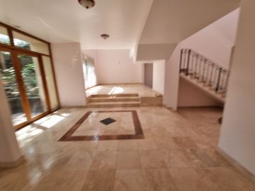 Residencia en Venta con jardines, Casa Club, GYM y Cancha de Tenis