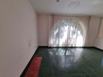 Residencia en Venta con jardines, Casa Club, GYM y Cancha de Tenis