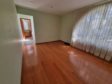 Residencia en Venta con jardines, Casa Club, GYM y Cancha de Tenis