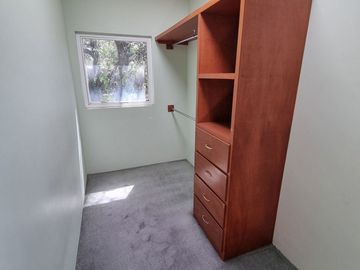 Residencia en Venta con jardines, Casa Club, GYM y Cancha de Tenis