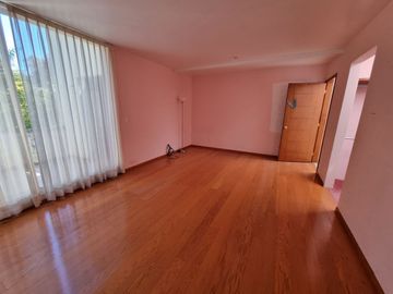 Residencia en Venta con jardines, Casa Club, GYM y Cancha de Tenis
