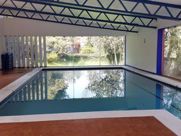 Residencia en Venta con jardines, Casa Club, GYM y Cancha de Tenis